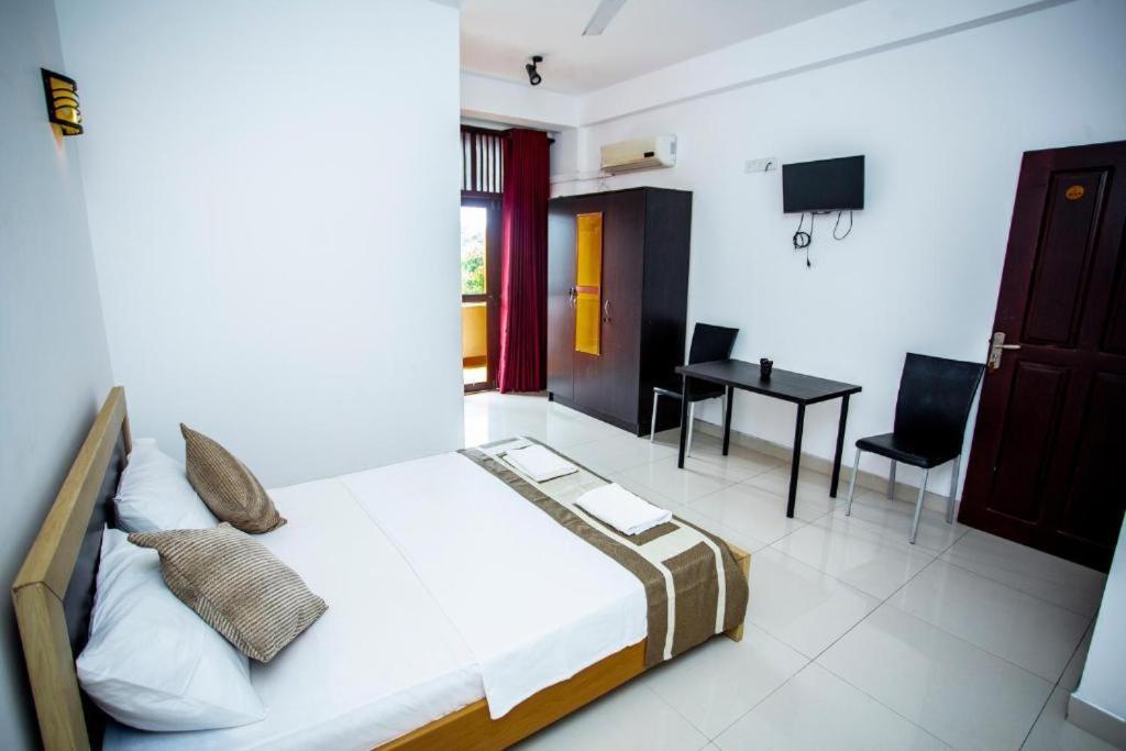 Hotel Blue Bird Negombo Zewnętrze zdjęcie